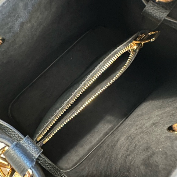 Louis Vuitton Black Crossbody Bag with Adjustable Strap - Picture 5 of 10